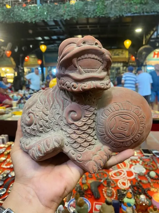 Tượng nghê hý cầu đất nung