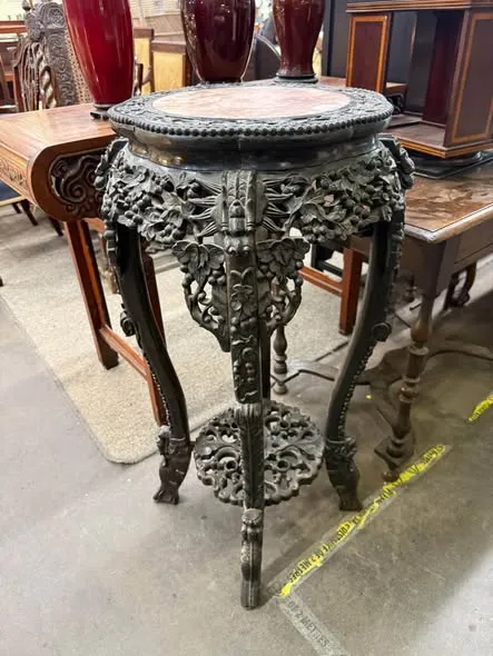 Đôn gỗ cao chạm thủng, mặt đá