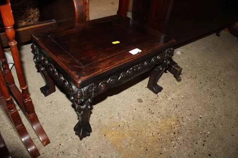 Đôn thấp gỗ vuông chạm diềm, rộng 41cm