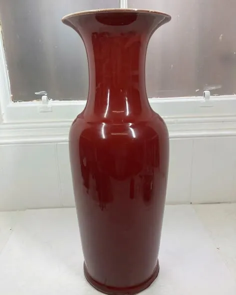 Bình men đỏ (sang de boeuf), đáy hiệu đề Càn Long, cao 57cm