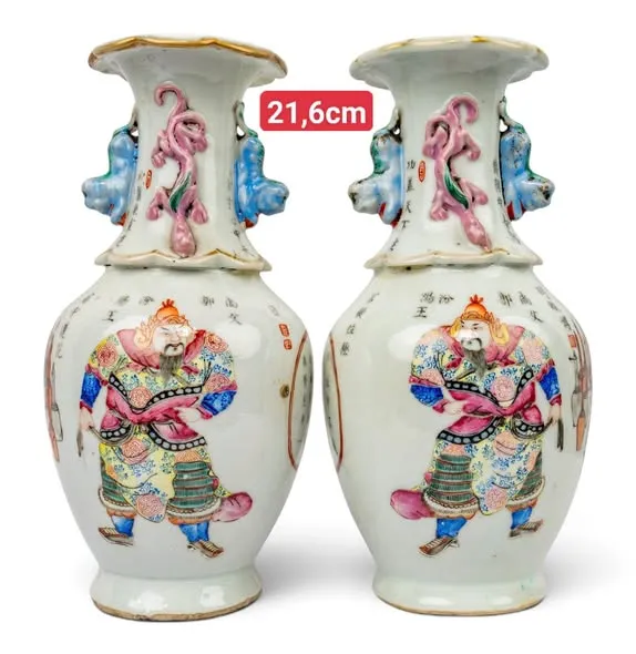 Cặp bình sứ vẽ võ tướng, quai đắp nổi, cao 21,6cm