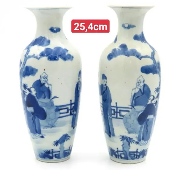Cặp bình sứ hoa lam vẽ nhân vật, cao 25,4cm