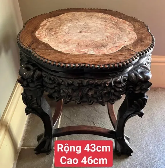 Đôn gỗ thấp mặt đá viền hoa mai, rộng 43cm