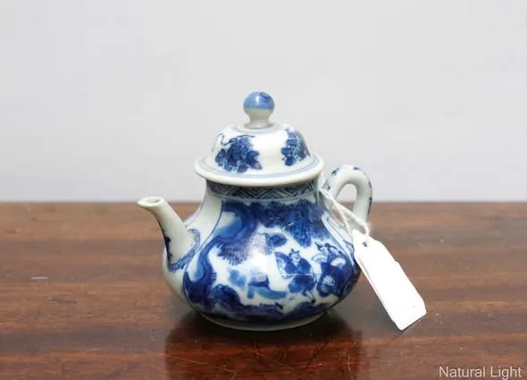 Ấm trà mini sứ hoa lam thời Khang Hi, vẽ quan cưỡi ngựa
