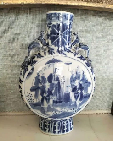 Bình dẹt dáng trăng tròn hoa lam, cao 26cm