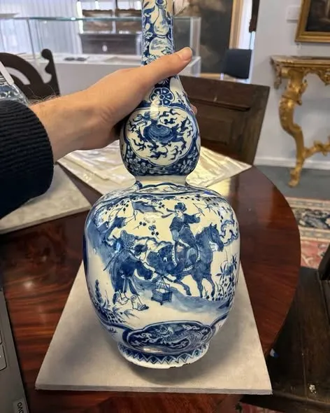 Bình hồ lô hoa lam vẽ nhân vật cưỡi ngựa