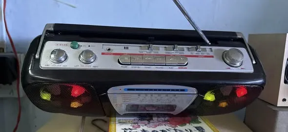 Radio cassette Wellpull có đèn LED loa
