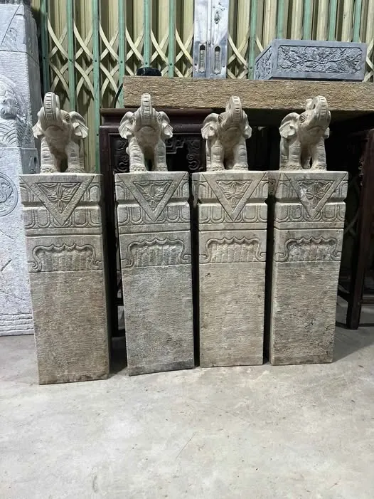 Bộ trụ đá đầu voi